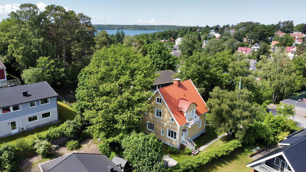 11. Renoverat tegeltak till sommarhus